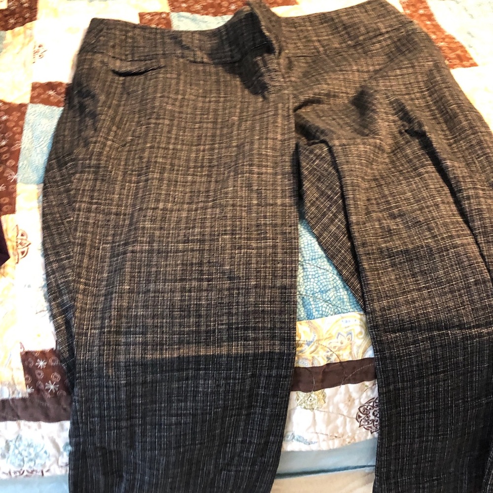 4 pairs of women’s slim pants.